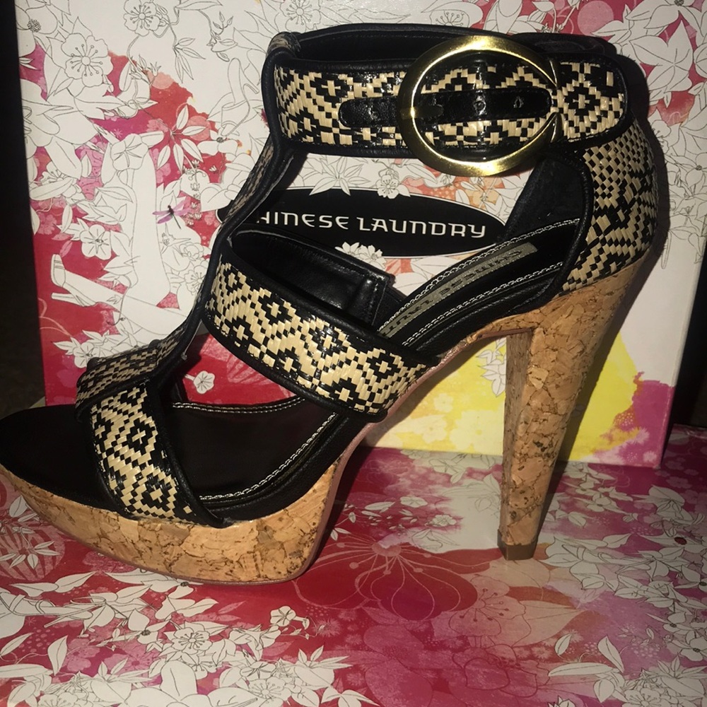 Graphic print sandals